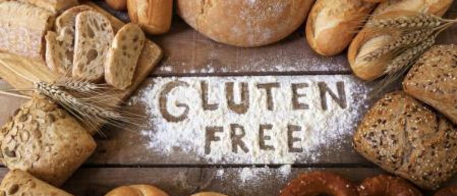 Panecillos recién horneados colocados sobre la encimera formando las palabras «gluten free».