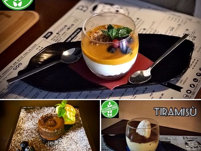Tarta de queso con mango, tiramisú y Mr. Chocolate presentados en vasos de cristal.